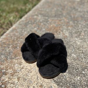 FLUFFY BLACK FUR CROSS SLIDES
